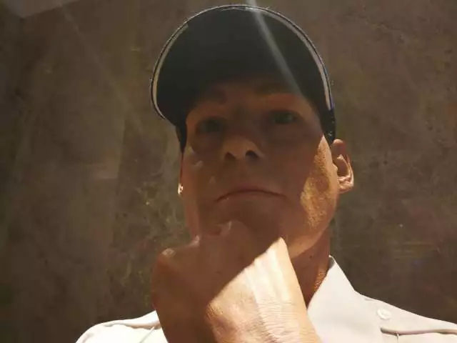 凌厲的眼神流轉(zhuǎn)，目光如炬，手掌的青筋清晰暴出，歲月的紋路無情橫亙&mdash;&mdash;樹脂雕塑《站崗》