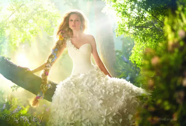 假若將玻璃鋼船艇比喻成一位女生，那么膠衣就是她華美的衣裳！