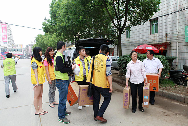 車隊到達備田小學(xué)，隨車捐贈的物資送到小學(xué)