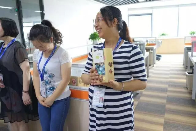 女神媽媽收到禮物后喜悅之情溢于言表，是不是很迷人呢？