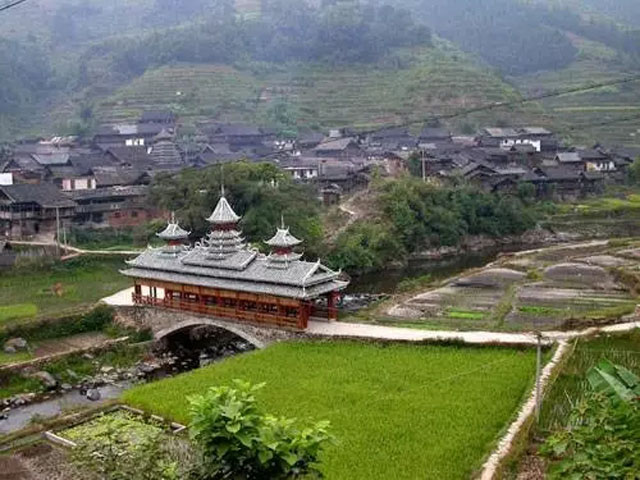 來到古樸的岜扒，這里自然生態(tài)完好，吊腳樓、鼓樓、花橋掩映于叢林